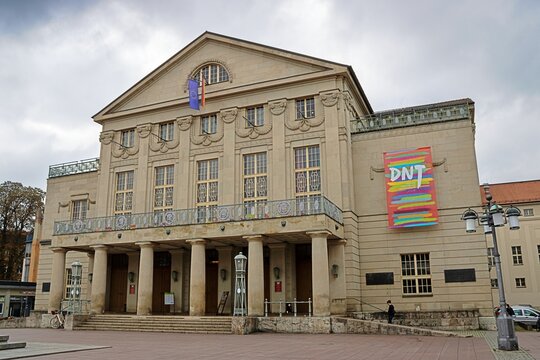 weimar, deutschland - 01.10.2025 - geb&auml;ude des deutschen nationaltheaters und der weimarer staatskapelle
