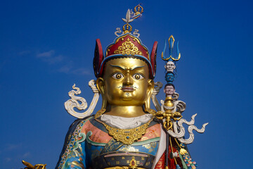 Obraz premium Statue of Guru Padmasambhaba or Guru Rinpoche, a revered figure in Tibetan Buddhism, located near Delo Park in Kalimpong West Bengal India. 