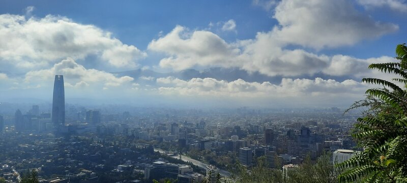 Cordillera de los Andes, vista desde el cerro San Crist&oacute;bal. Santiago, Chile. Marzo 2026. Primera nevaz&oacute;n visible en las crestas andinas de la Regi&oacute;n Metropolitana en 2026.