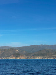 Naklejka premium sea and sky around Vichy bridge, Big Sur on a winter day 