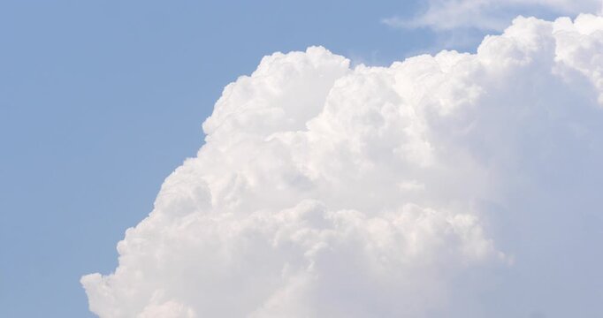 The sky and white clouds are beautiful during the rainy season.