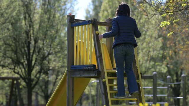 Modella si muove nel prato fiorito