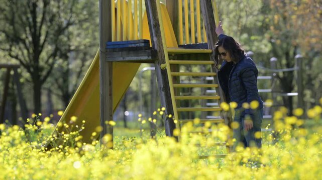 Modella si muove nel prato fiorito