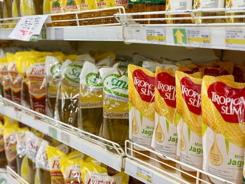 Depok, Indonesia - March 31, 2026: A variety of cooking oil products, including palm oil and corn oil from prominent Indonesian brands Tropicana Slim, Sania, and Fortune, are displayed on a retail ais