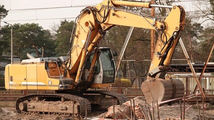 Żółta koparko ładowarka z dużą łyżką. Prace budowlane z wykorzystaniem ciężkiego sprzętu.   © tomo81