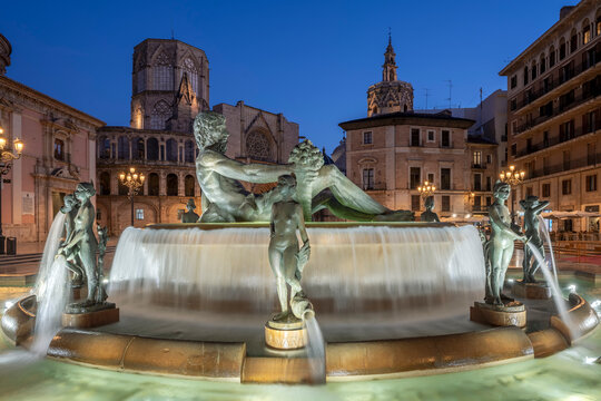 Plaza de la Virgen and the Turia fountain by night, Valencia