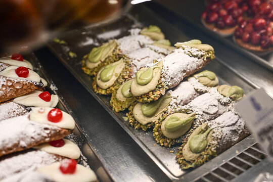  Sicilian cannoli . Тypical  italian   home made dessert with ricotta cheese, chocolate and raspberryes on wooden backgroundTraditional Italian dessert, pastries in window display in Naples , Italy.Ty