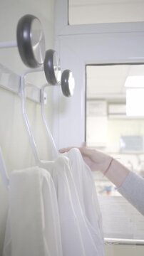 perchero con delantal de cient&iacute;fico