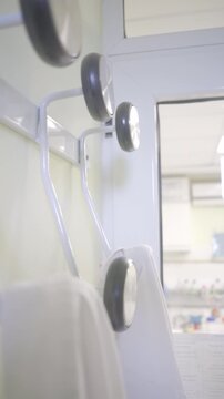 perchero con delantal de cient&iacute;fico