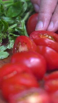 tomate cherry cortado a cuchillo