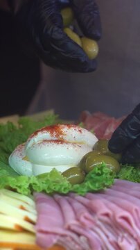 multiples embutidos, quesos y frutos secos y olivas