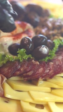 multiples embutidos, quesos y frutos secos y olivas