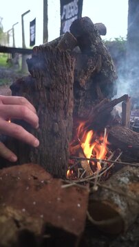 preparando el fuego para la comida