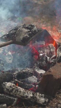 preparando el fuego para la comida