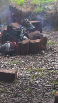 preparando el fuego para la comida