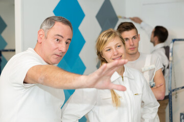 Fototapeta premium decorator talking to group of apprentice students