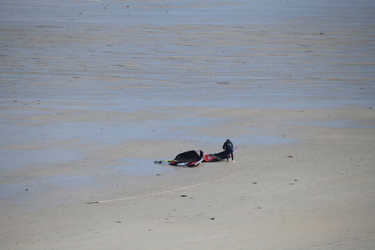 Un homme qui pratique le Kite-surf sur une plage en Bretagne