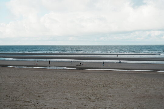 Plage en hiver &agrave; Koksijde &agrave; la c&ocirc;te belge, Europe