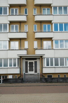 Building jaune sur la digue &agrave; Koksijde &agrave; la c&ocirc;te belge, Europe