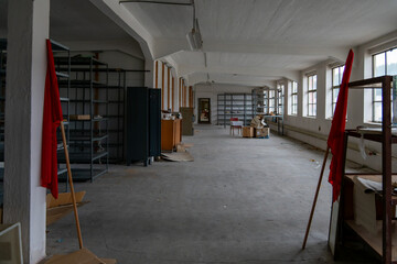 Naklejka premium Abandoned porcelain factory in Eastern Germany – a haunting lost place showcasing decaying industrial interiors, old production halls, and traces of former craftsmanship. Dust-covered machinery, broke