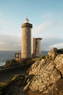 Phare du Petit Minou au lev&eacute; de soleil &agrave; Plouzan&eacute;, dans la rade de Brest, dans le Finist&egrave;re en Bretagne, France