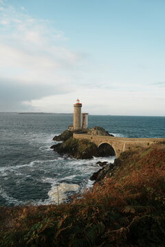 Phare du Petit Minou au lev&eacute; de soleil &agrave; Plouzan&eacute;, dans la rade de Brest, dans le Finist&egrave;re en Bretagne, France