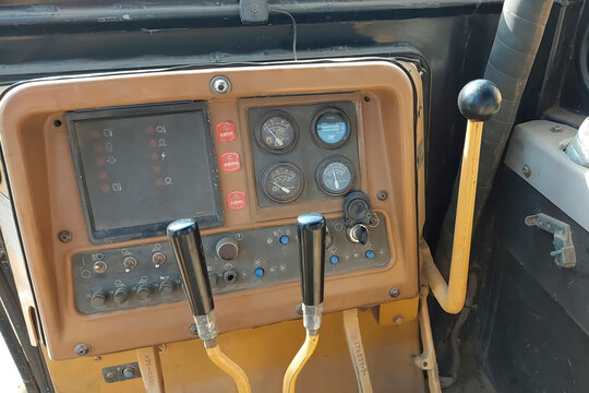 control cabin of the pipelayer, the gearbox and control levers of the unit are visible.