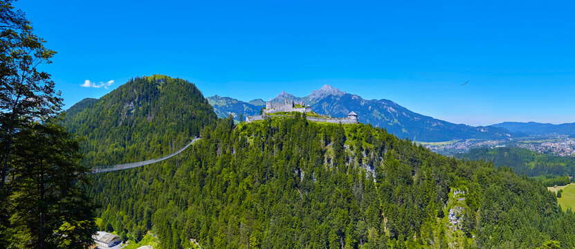 Sch&ouml;ner Panoramablick auf die Burgruine Ehrenberg, der H&auml;ngebr&uuml;cke highline179 und Reutte in &Ouml;sterreich,