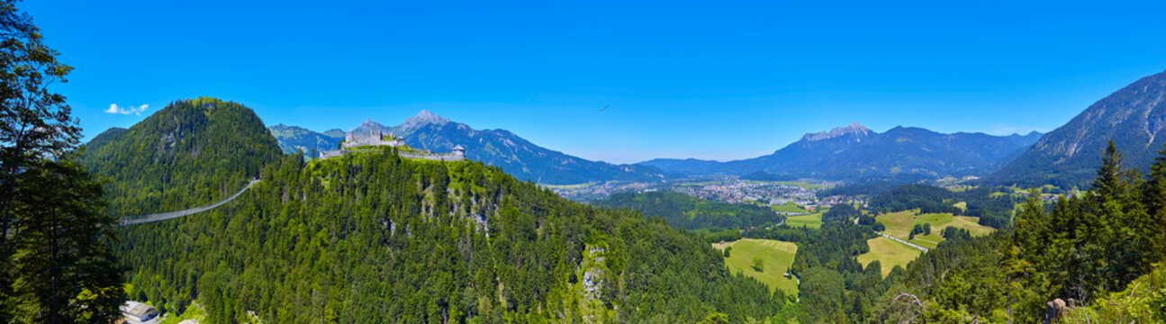 Sch&ouml;ner Panoramablick auf die Burgruine Ehrenberg, der H&auml;ngebr&uuml;cke highline179 und Reutte in &Ouml;sterreich,