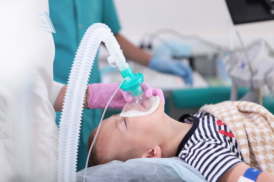 Treatment of baby teeth. Preparation for dental surgery for removal and treatment of baby teeth. General anesthesia. An artificial lung ventilation device.