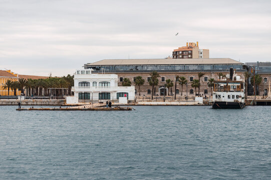 Puerto de Cartagena con edificios hist&oacute;ricos, universidad y museo naval junto al mar