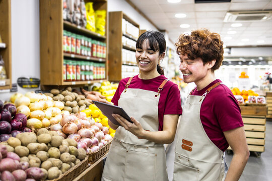 Grocery store assistants using digital devices
