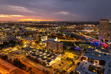 Obraz premium Tampa, Florida. Downtown district of American city after sunset with brightly illuminated high buildings and street traffic. USA travel destination.