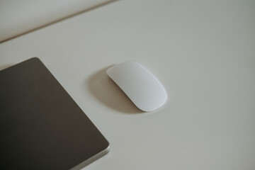Souris d'ordinateur blanche sur bureau minimaliste avec espace pour texte © Alexandre