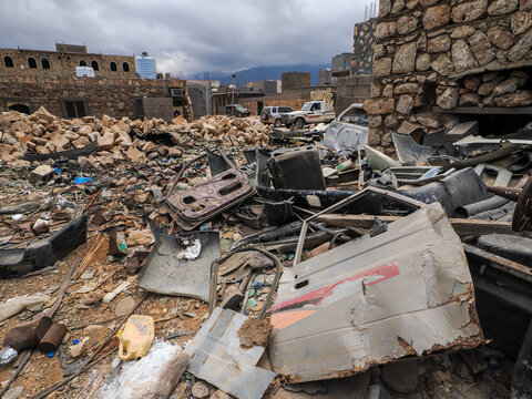 Destroyed buildings and car wreckage in the Yemen 