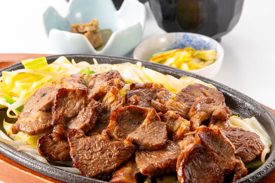 北海道の郷土料理ジンギスカン定食・鉄板で焼いた羊肉
