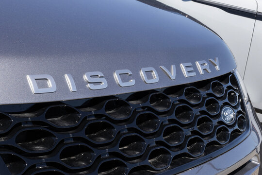 Land Rover Discovery Sport 4WD display. Land Rover offers the Discovery with a 2.0L Turbocharged 4-Cylinder engine. MY:2026