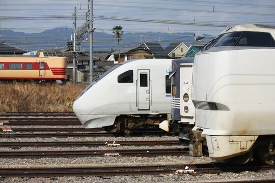 車両基地に並ぶさまざまな特急電車