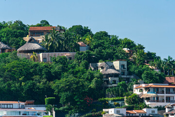 Obraz premium Elevated refuge: residential community integrated into the hillside tropical forest
