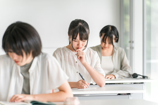 Elementary school children who study at cram schools/after-school programs, attend classes at school, or take summer courses (education)
