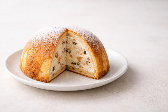 Zuccotto Italian Dome Cake with Chocolate and Cream &ndash; Classic Tuscan Dessert Food Photography｜ズコットの写真｜チョコとクリームたっぷりのドーム型イタリアンスイーツ素材