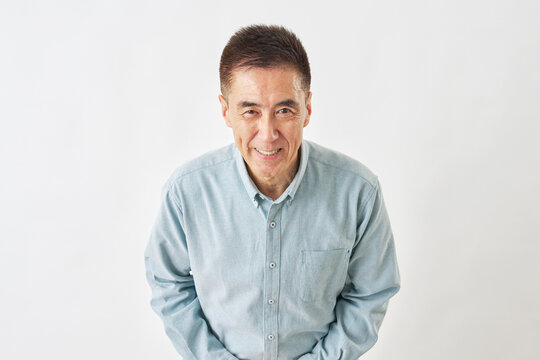 白背景でお辞儀する男性　カメラ目線