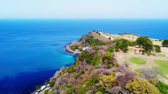 海の見える崖の上にある絶景ゴルフ場を空撮