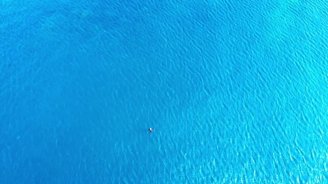 海底が見えるほど澄んだ海を俯瞰で空撮