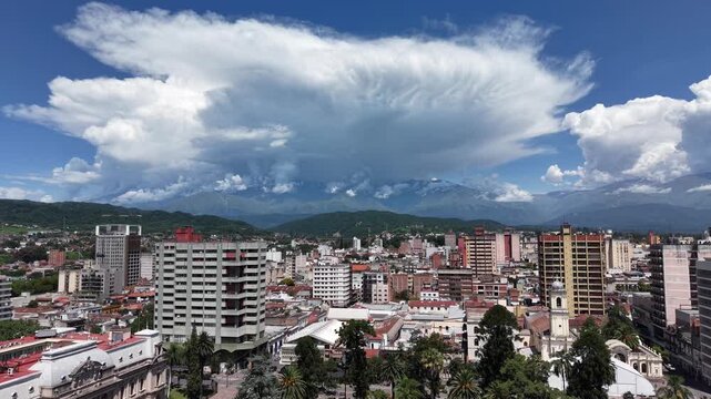 San Salvador de Jujuy vista hacia los cerros con nubes