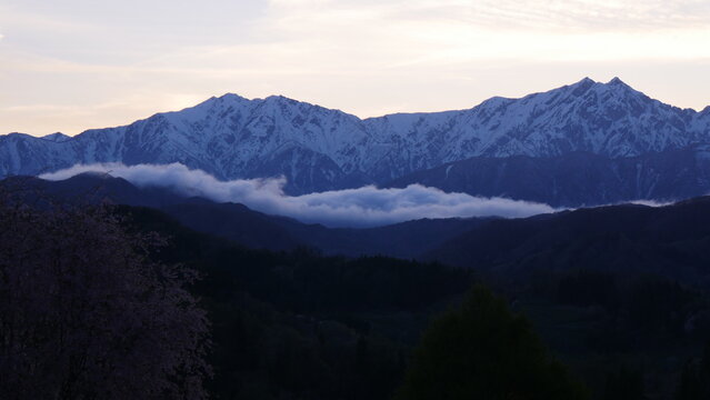 日没後の北アルプスと里山の間の雲海