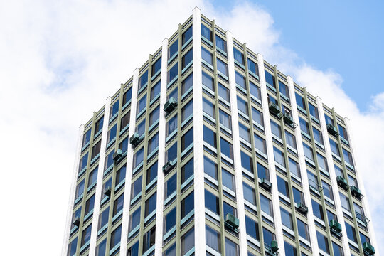 Curitiba, Brasil - Fachada de un edificio de oficinas en la ciudad.