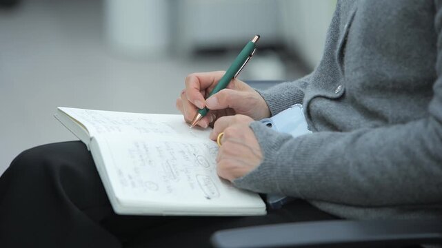 기업, 도서, 사무실, 국민, 펜, 쓰기, 기업인, 女, 문서, 업무, 교육, 공책, 학생, 사람, 계약, 모임, 일, 계획