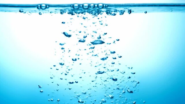 Gelembung air naik ke permukaan biru jernih melambangkan kesegaran alami dan kemurnian air mineral yang menyegarkan secara sinematik
