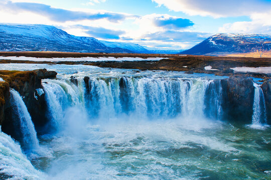 Wodospad Godafoss w p&oacute;łnocnej części Islandii